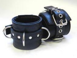 Кожаные наручники с пряжкой и сварными D-кольцами